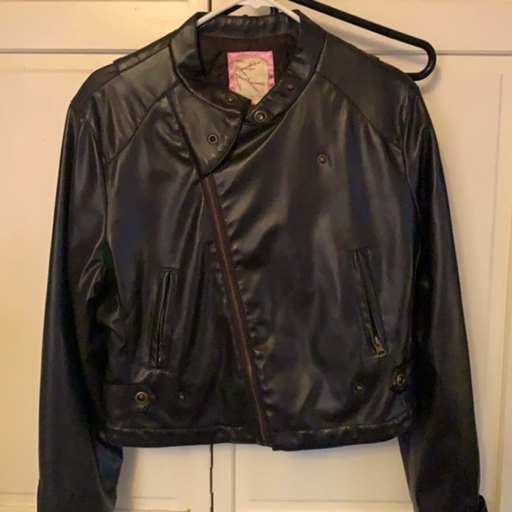 Stylish Black Leather Jacket - image 1